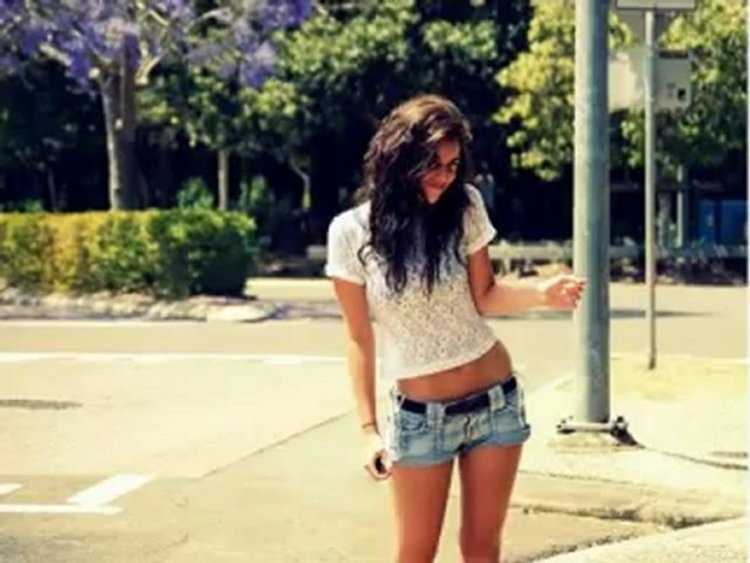 Даниэль Кэмпбелл в шортиках и топике