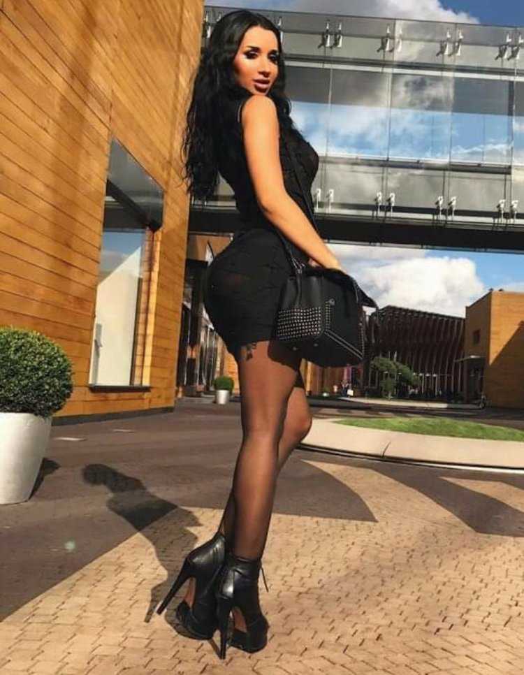 Брюнетка на каблуках