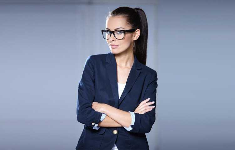 Брюнетка в деловом костюме21