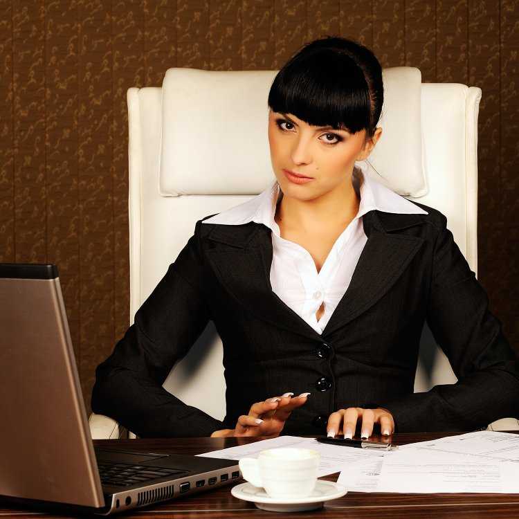 Девушка в деловом костюме