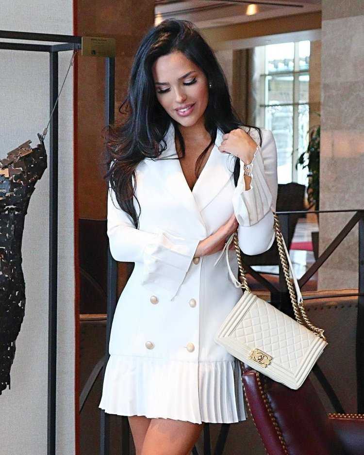 Черное платье с белым пиджаком