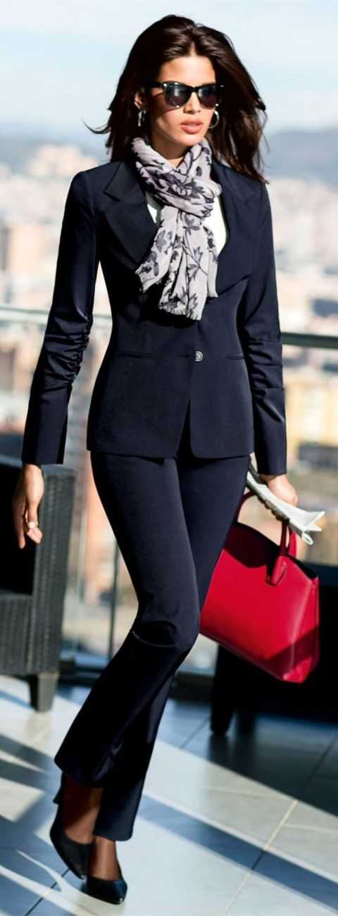 Стильные брюнетки в деловом костюме