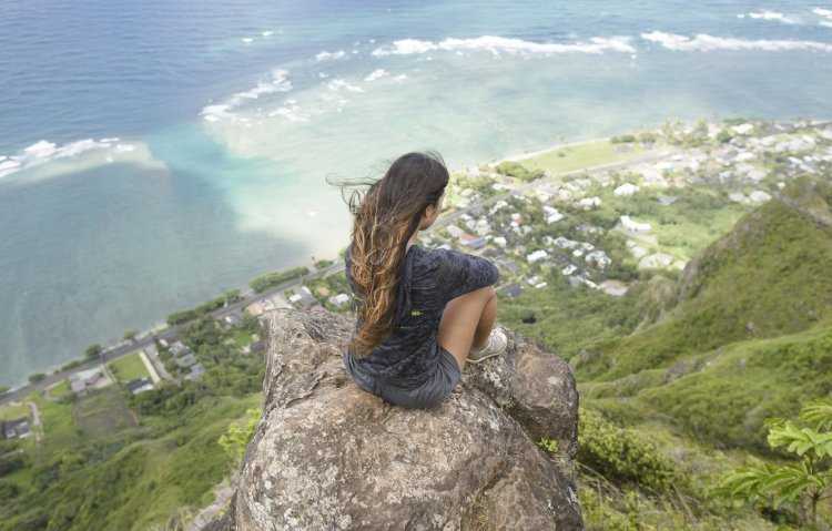 Завораживающая красавица на скале