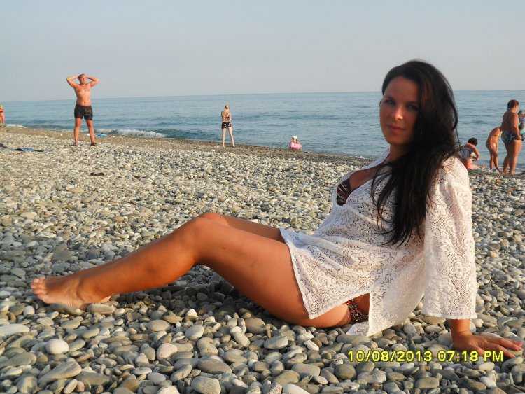 Красивые девушки на пляже в Сочи