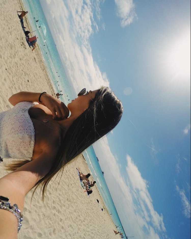 Селфи девушек на пляже