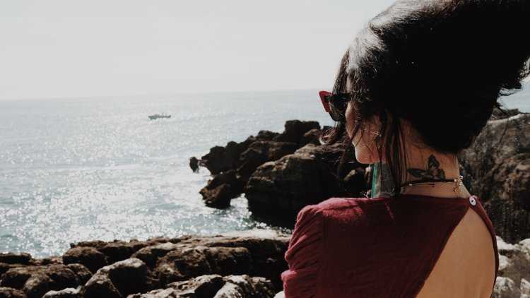 Сексапильная брюнетка, спрятавшаяся от взоров