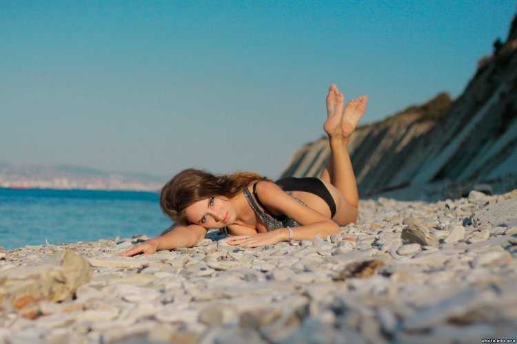 Фотосессия на пляже на камнях