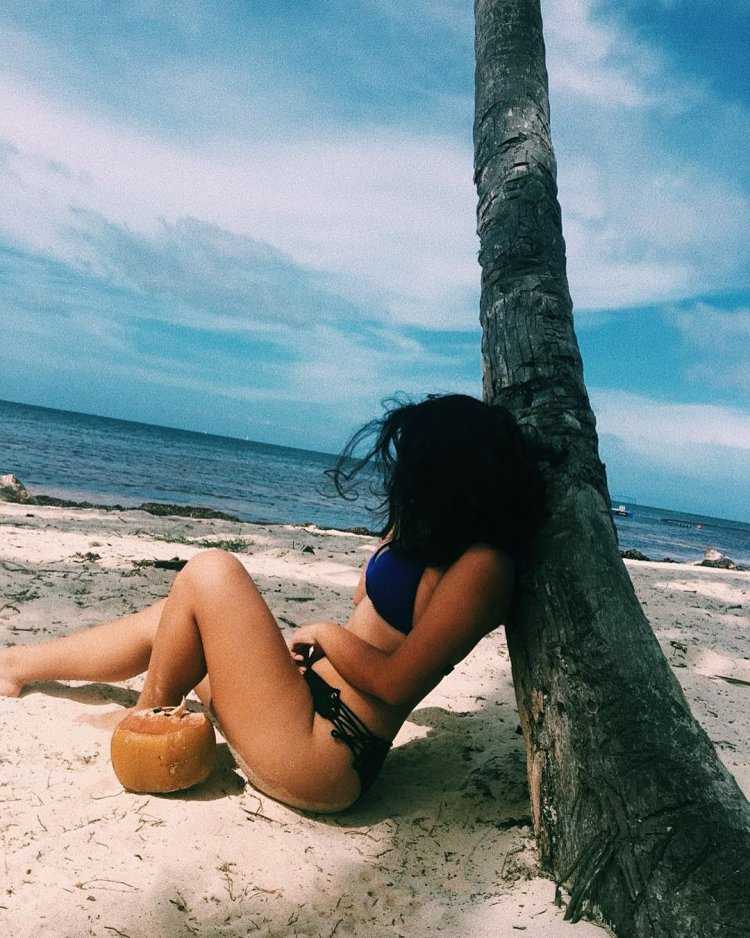 Соблазнительная брюнетка на тропическом острове