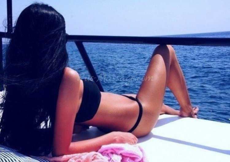 Брюнетки в купальниках с длинными волосами