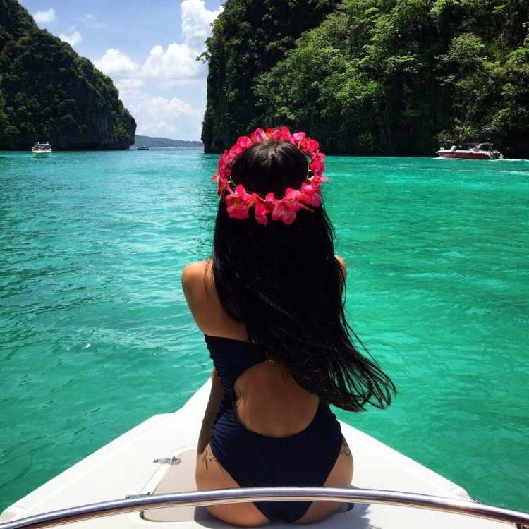 Брюнетка на море со спины