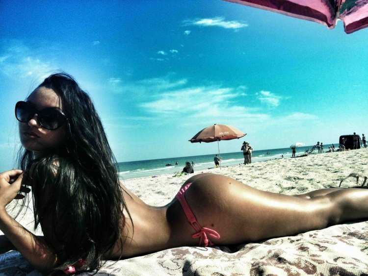 Искушение на пляже - красивая брюнетка