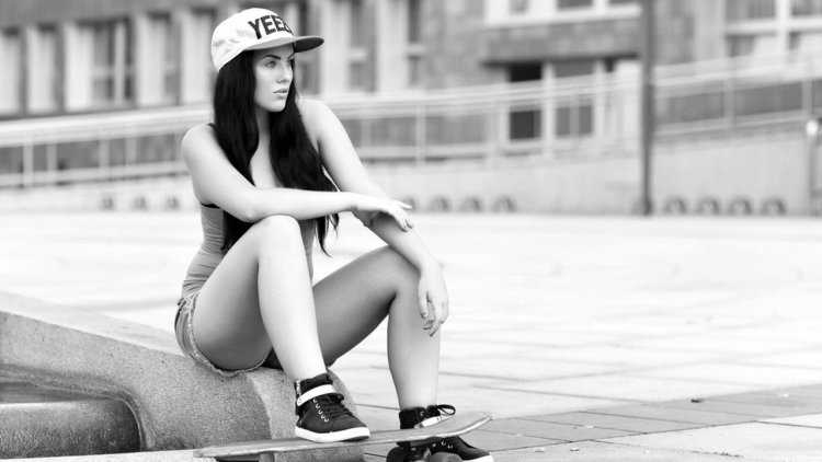 Сексуальная девушка в бейсболке