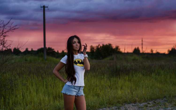 Загадочные женские формы в шортах и майке