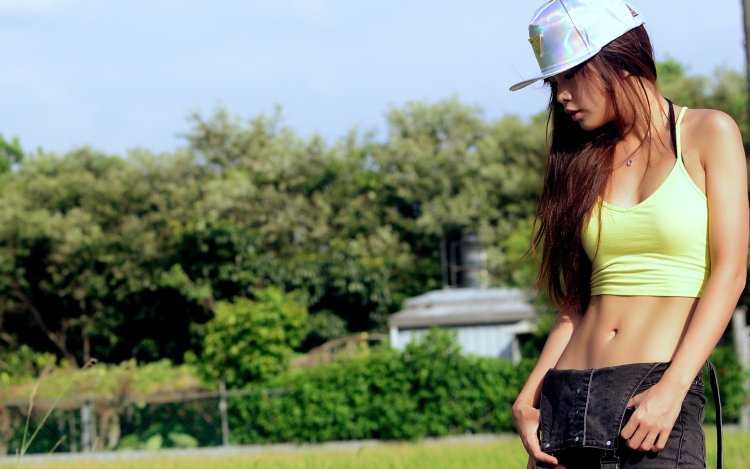 Очаровательная дама в кепке на природе