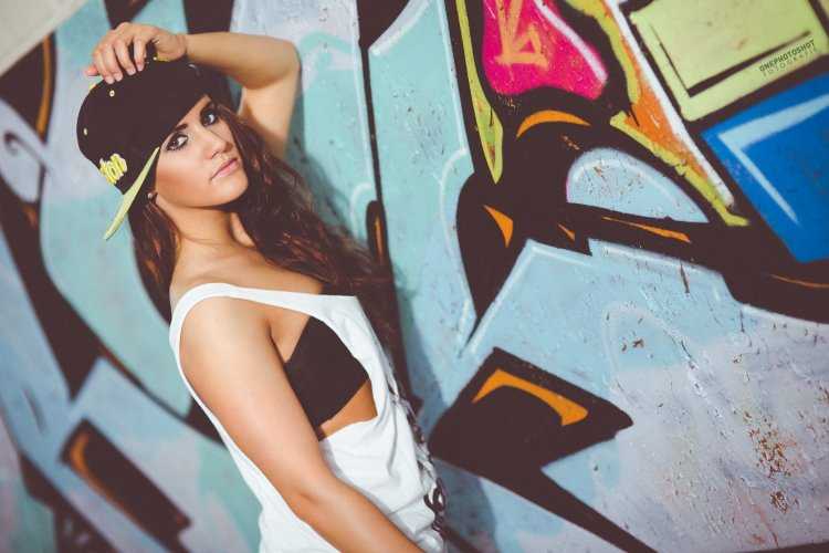 Сексуальная девушка в футболке и кепке