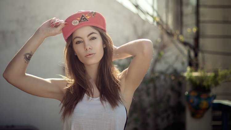 Загадочные красотки в кепках