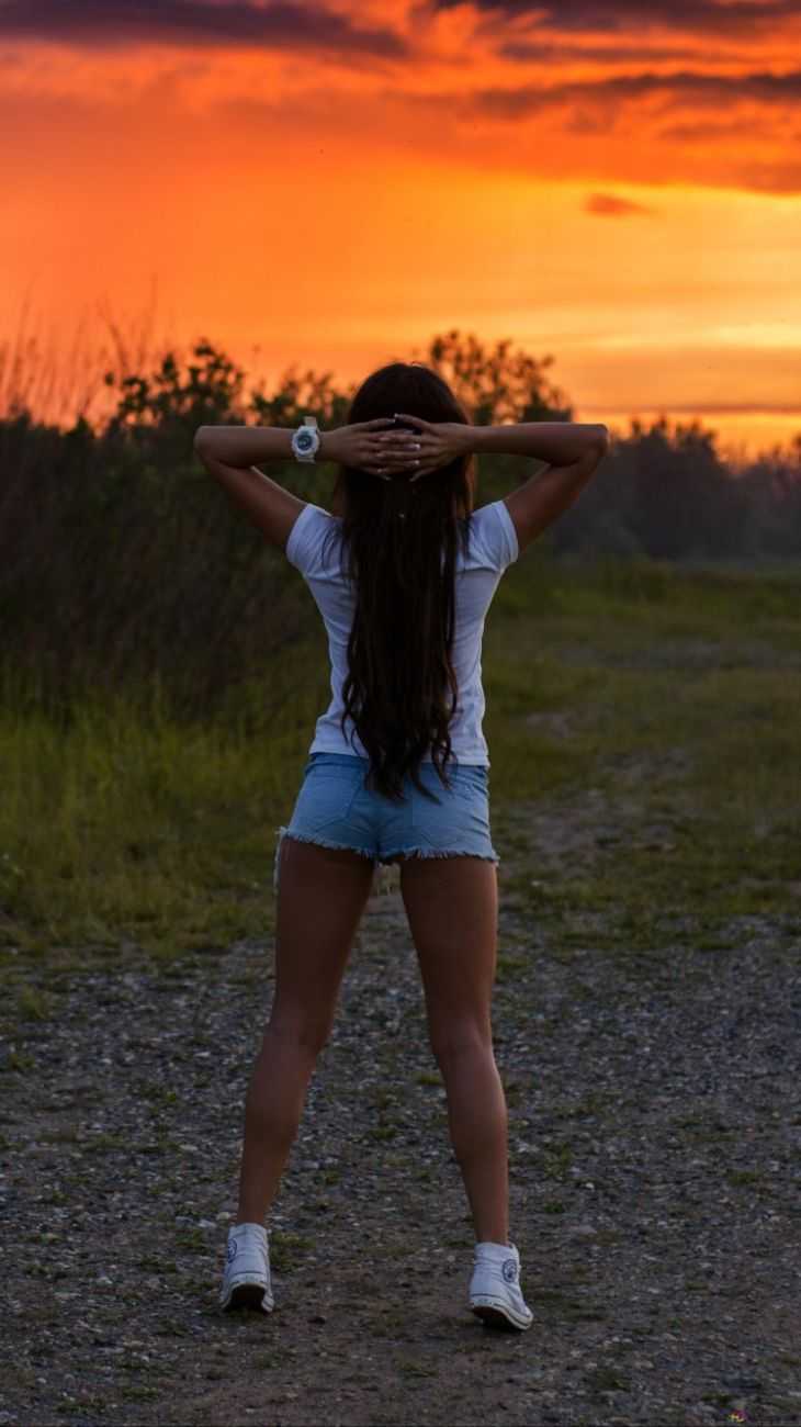 Откровенная брюнетка в кепке на природе