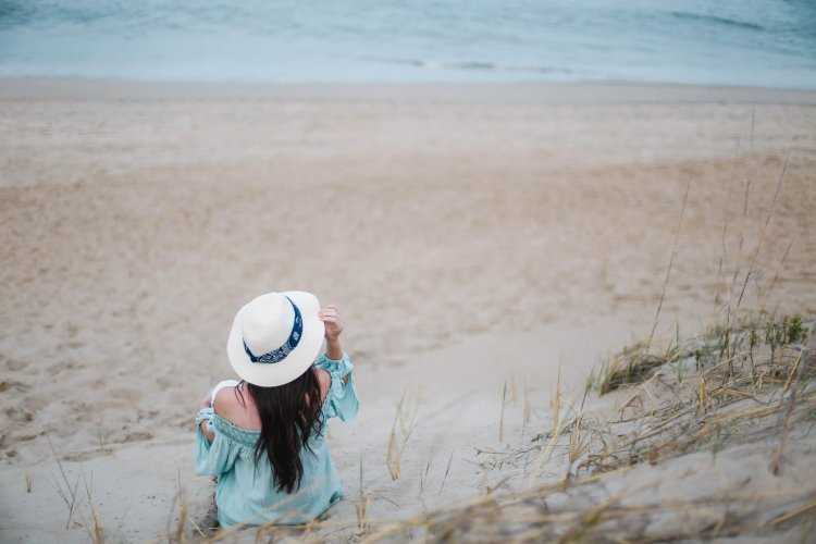 Девушка в шляпе на море