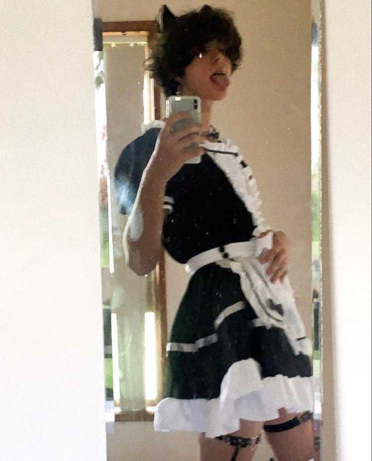 Милые мальчики в костюмах горничных