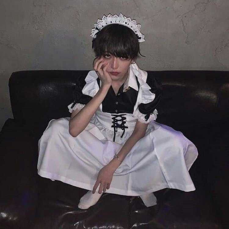 Кореец в костюме горничной