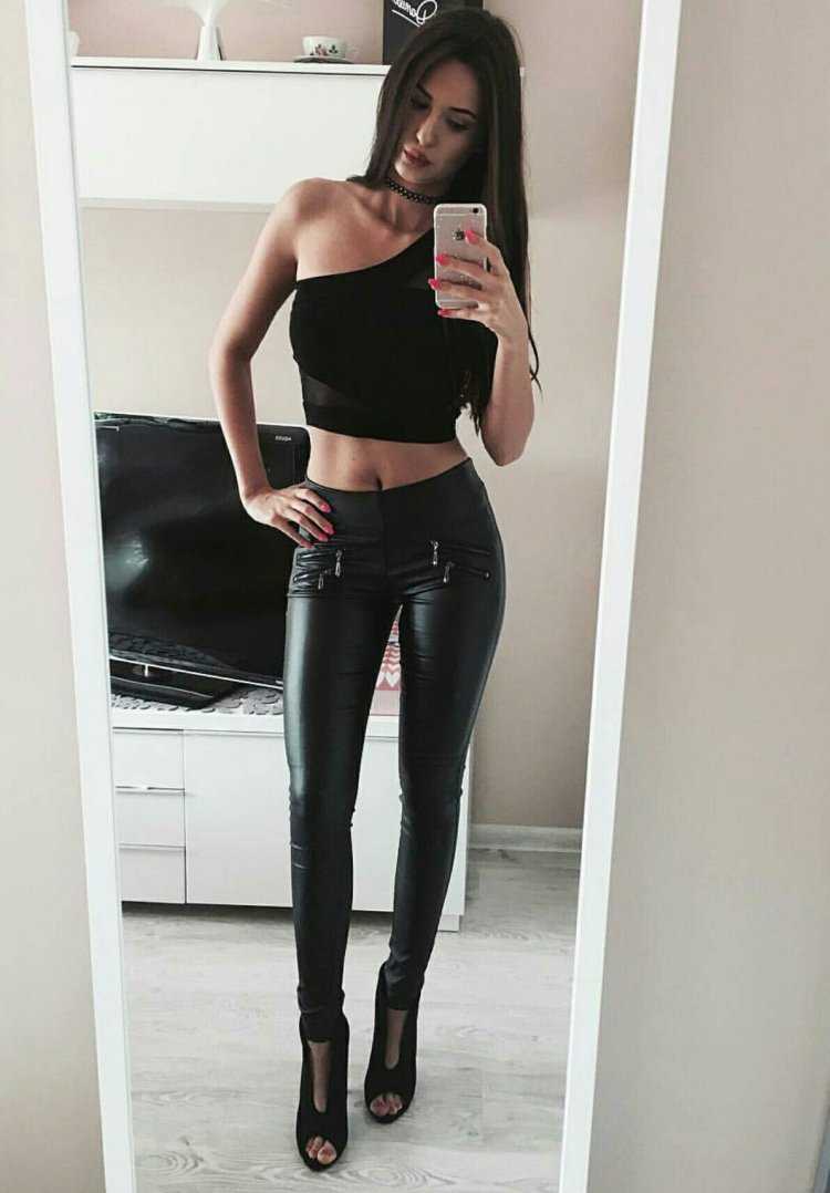 Селина Майер в леггинсах