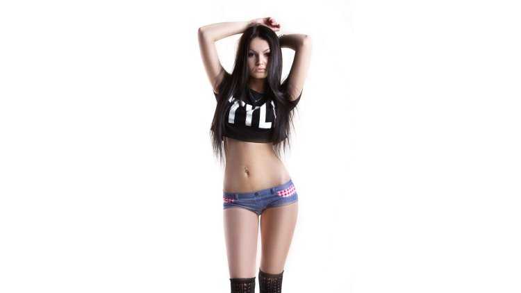 Девушки в коротких майках