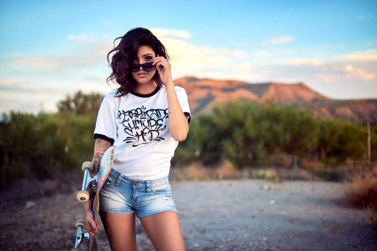 Брюнетка в очках с короткими волосами