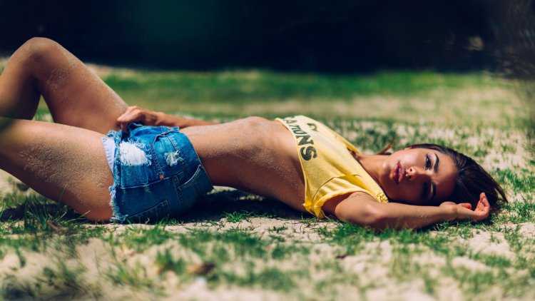 Девушка в шортах на пляже