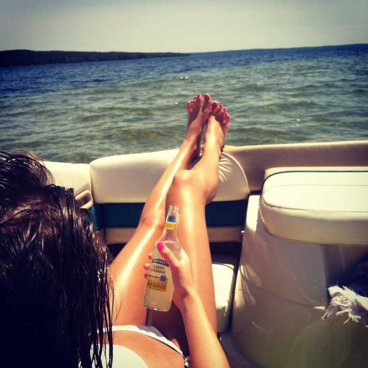 Девушка на катере со спины