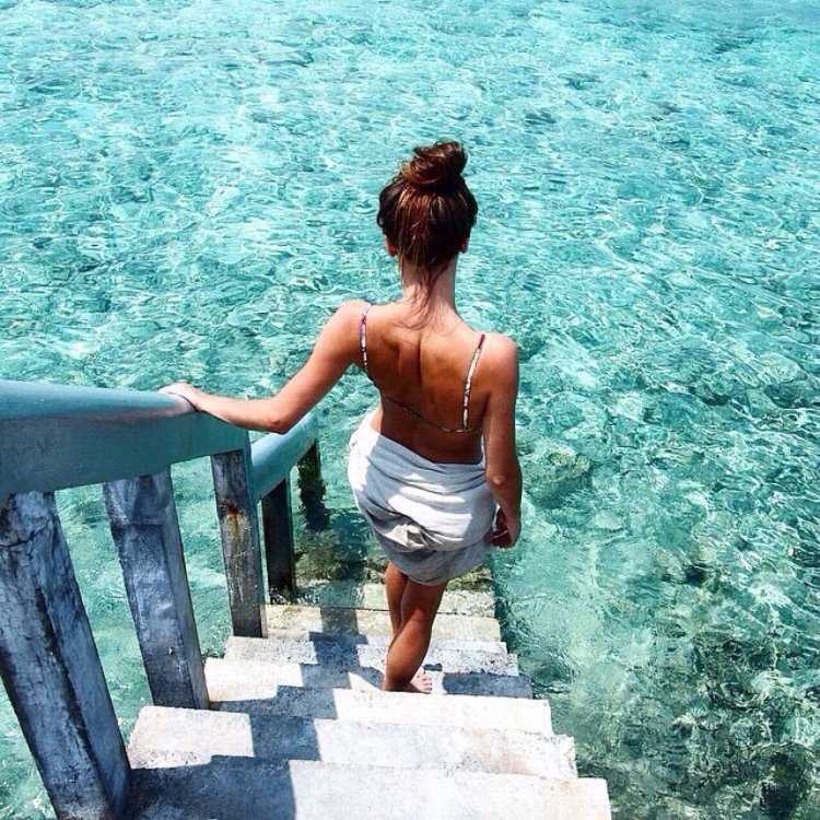 Девушка на море со спины