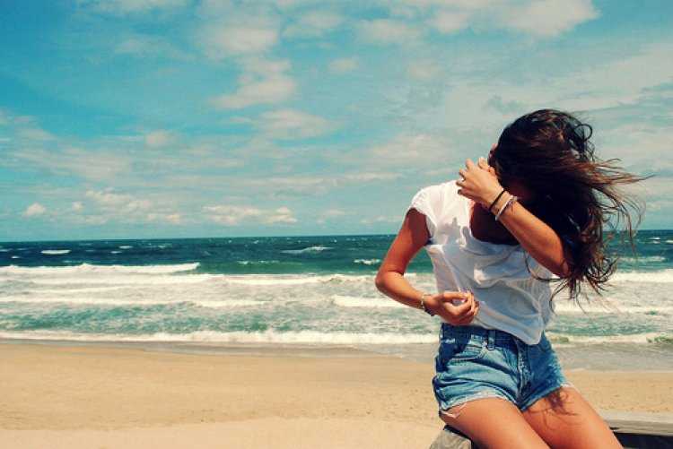 Брюнетка в сторону моря