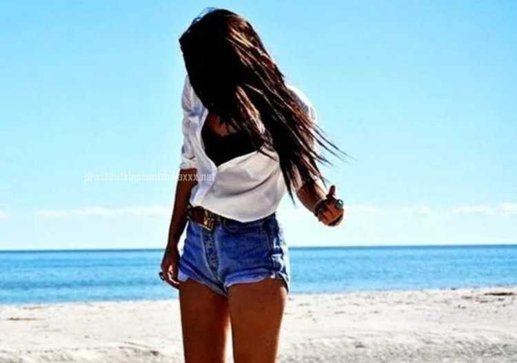 Брюнетка в шортах со спины