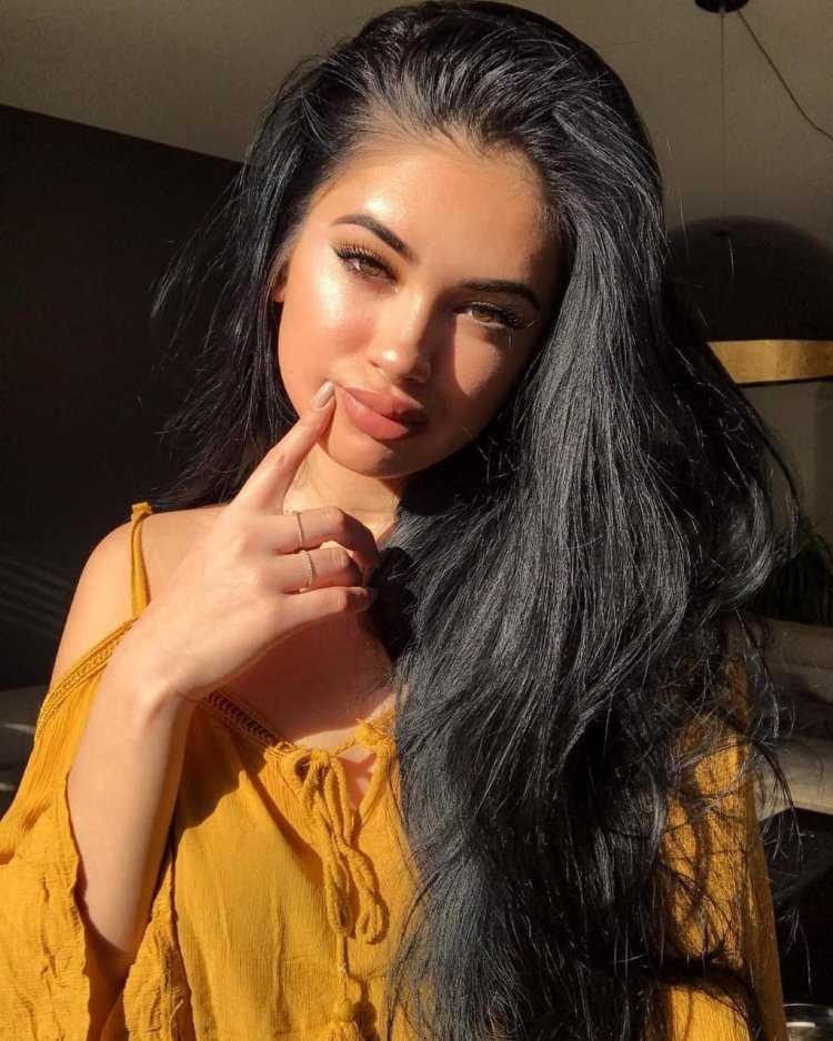 Селфи брюнеток с длинными волосами