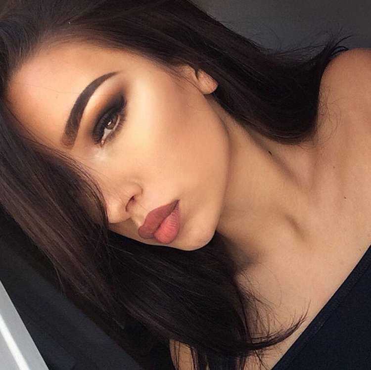 Красивые девушки с пухлыми губами