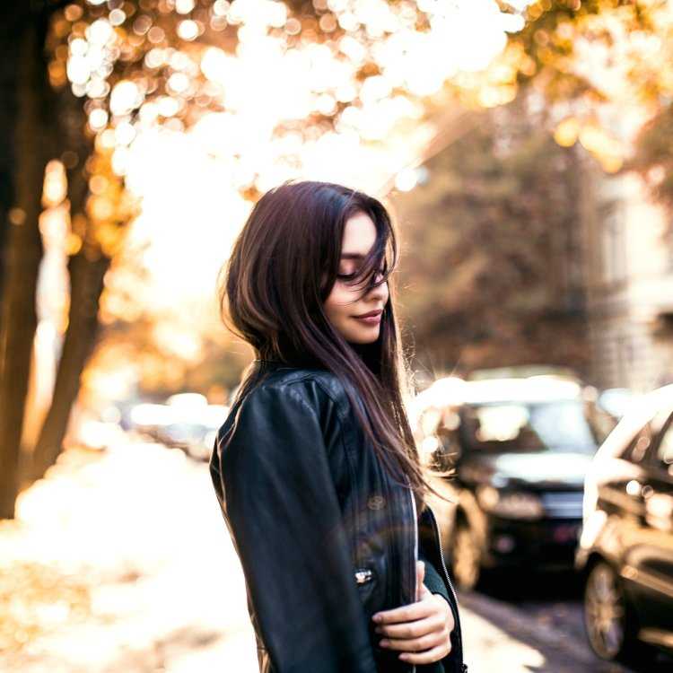 Брюнетка в очках с длинными волосами