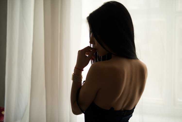 Брюнетка со спины