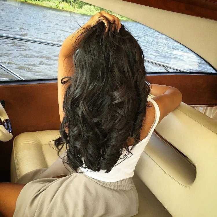 Брюнетка со спины с длинными волосами