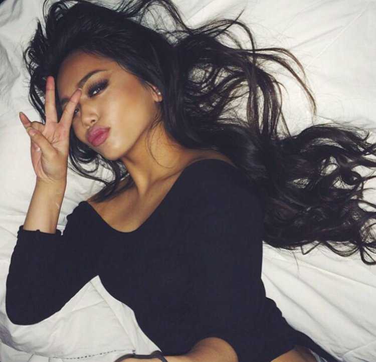 Дерзкая брюнетка