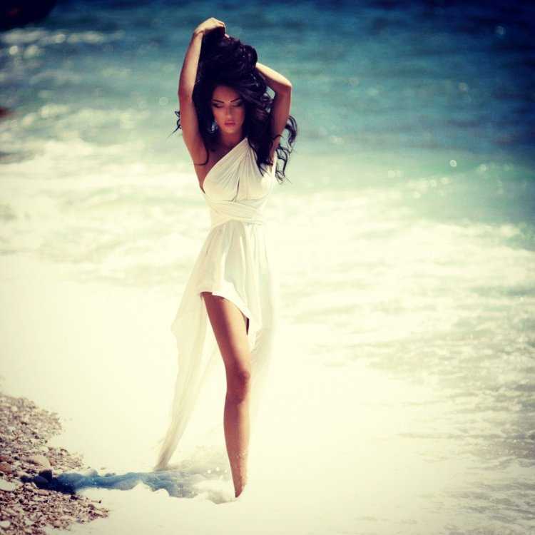 Девушка в платье на аву