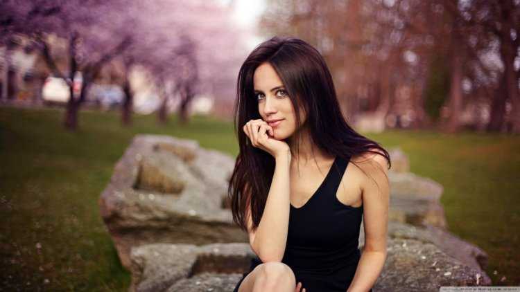 Обычная девушка брюнетка