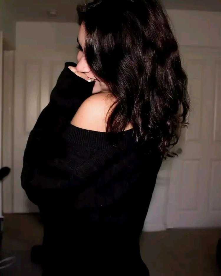 Брюнетка вполоборота38