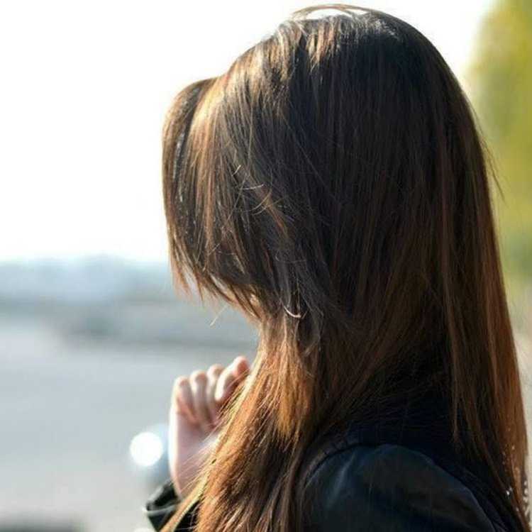 Красивая шатенка со спины