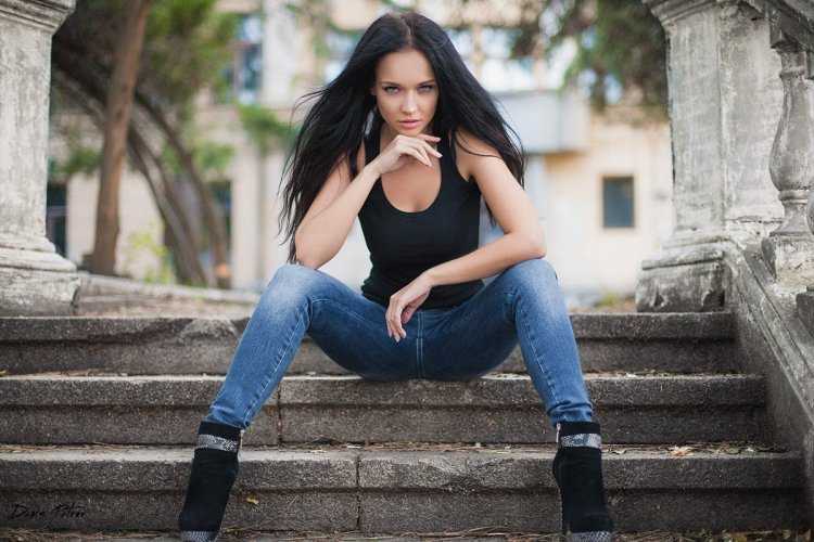 Ангелина Петрова в джинсах