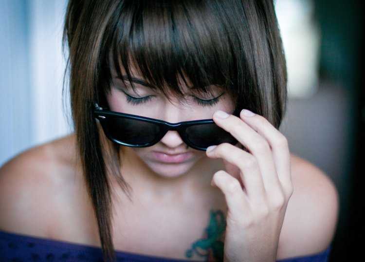 Брюнетка за столом в очках27