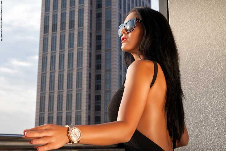 Брюнетка в очках с длинными волосами