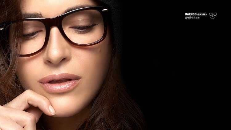 Брюнетка за столом в очках22