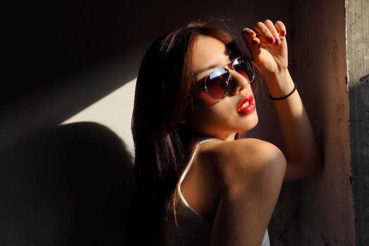 Ариана Селеста в темных очках