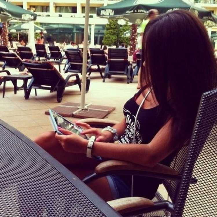 Брюнетка с длинными волосами в кафе