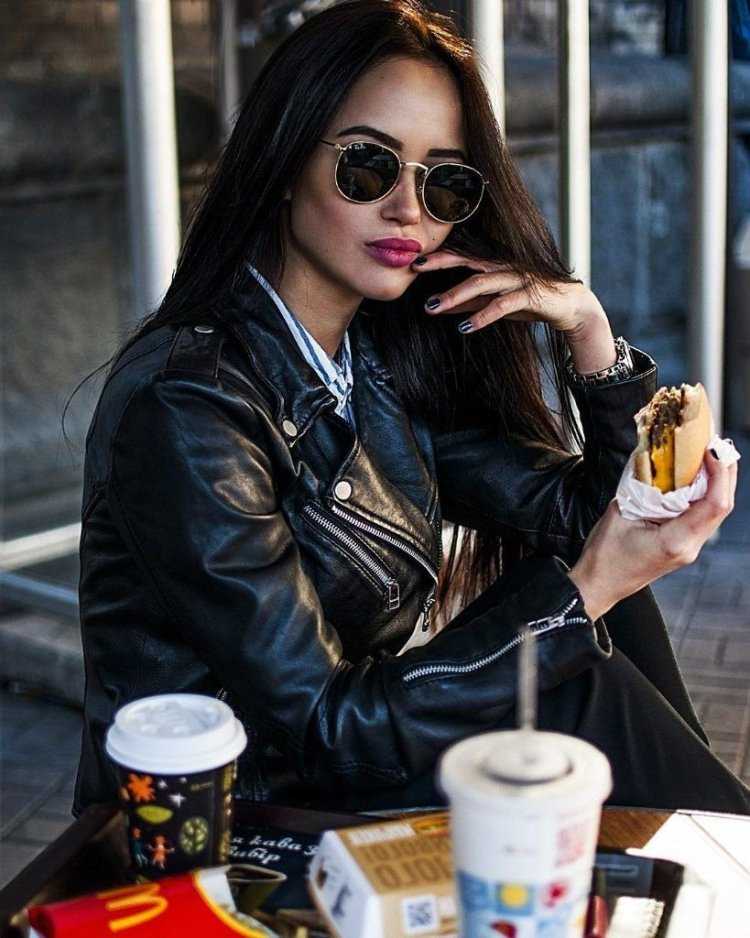 Модная девушка с кофе