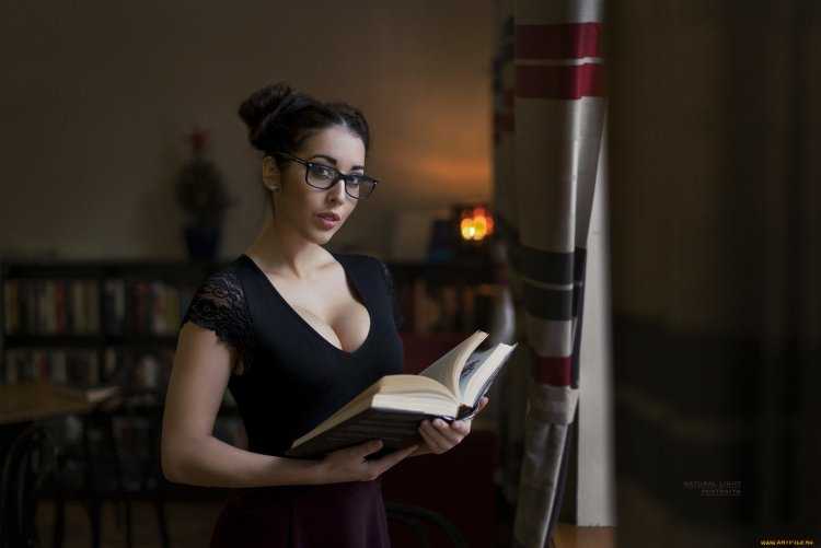 Умная девушка в очках